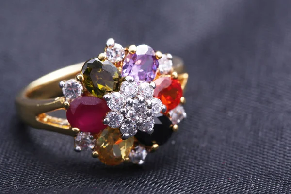 Pierścień z różnych kolorów kamieni szlachetnych — Zdjęcie stockowe