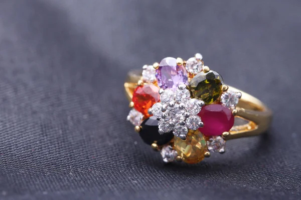 Anello con pietra preziosa di colore diverso — Foto Stock