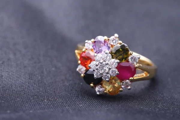 Különböző színű kő gyűrű — Stock Fotó