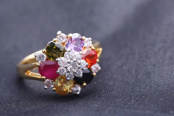 Anello con pietra preziosa di colore diverso — Foto Stock