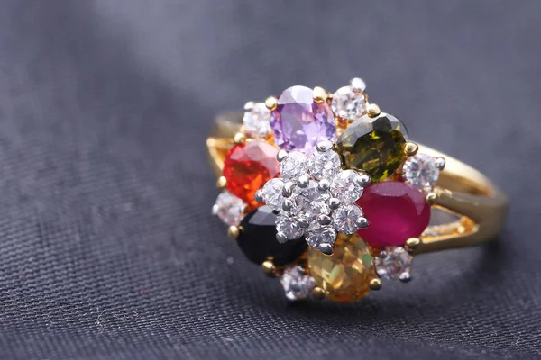 Anillo con gemas de diferentes colores — Foto de Stock