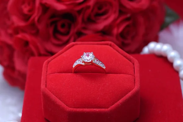 Çiçekli kırmızı kutuda elmas yüzük — Stok fotoğraf