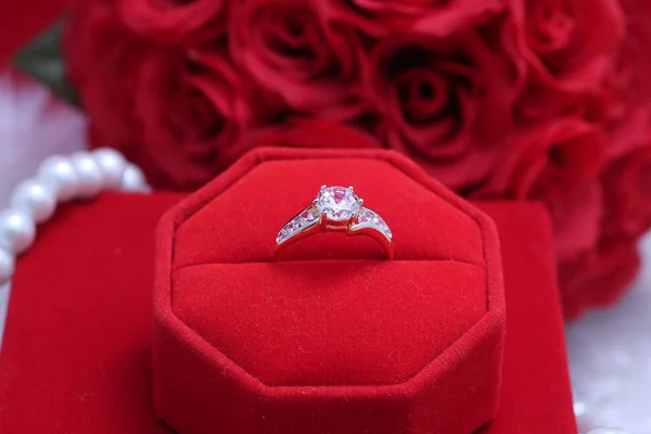 Çiçekli kırmızı kutuda elmas yüzük — Stok fotoğraf