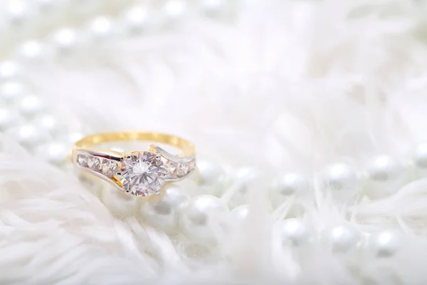 Złoty pierścień z diamentem i perłą — Zdjęcie stockowe