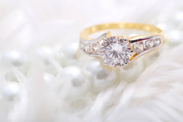 Kultainen rengas timantti ja helmi — kuvapankkivalokuva