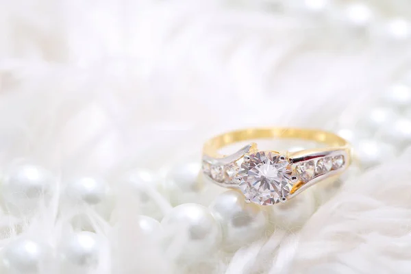 Arany gyűrű gyémánttal és gyöngyökkel — Stock Fotó