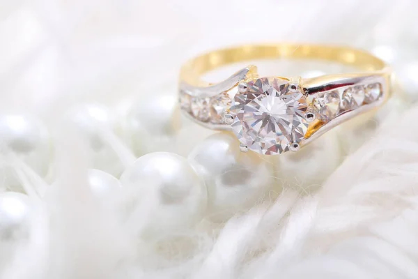 Bague dorée avec diamant et perle — Photo