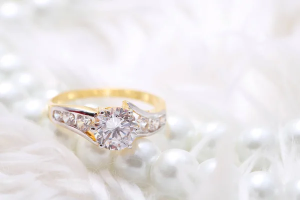 Bague dorée avec diamant et perle — Photo