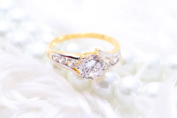 Golden ring with diamond and pearl — Stockfoto