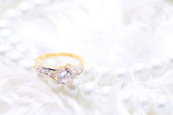 Golden ring with diamond and pearl — 스톡 사진