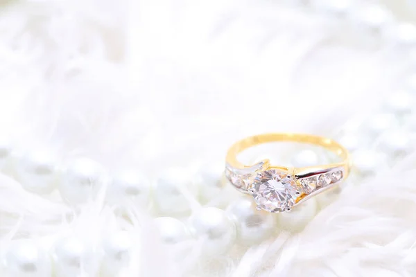 Golden ring with diamond and pearl — Stockfoto