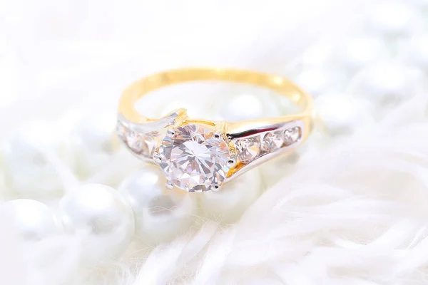 Bague dorée avec diamant et perle — Photo