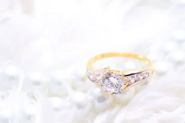 Anel dourado com diamante e pérola — Fotografia de Stock