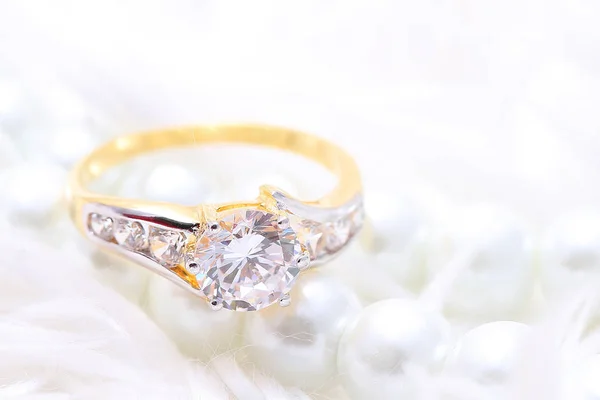 Golden ring with diamond and pearl — Stockfoto