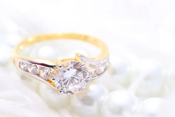 Golden ring with diamond and pearl — Stockfoto