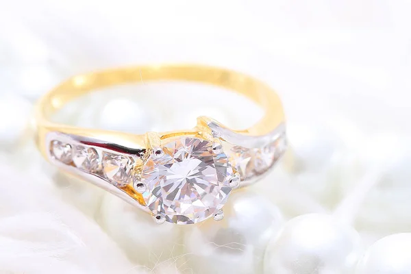 Bague dorée avec diamant et perle — Photo