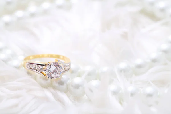 Golden ring with diamond and pearl — Stockfoto