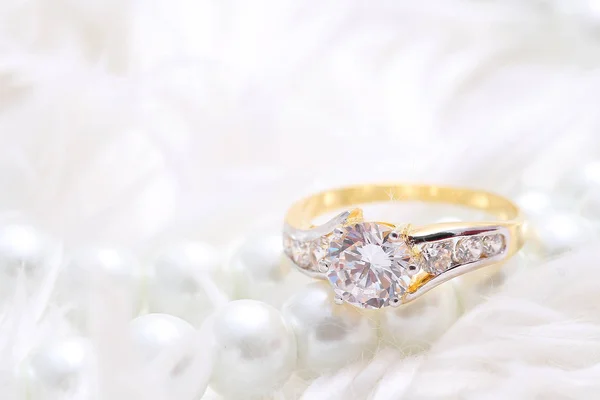 Золотое кольцо с бриллиантом и жемчугом — стоковое фото