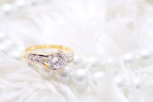 ダイヤモンドとパール付きの黄金のリング — ストック写真