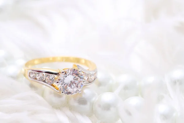 Bague dorée avec diamant et perle — Photo