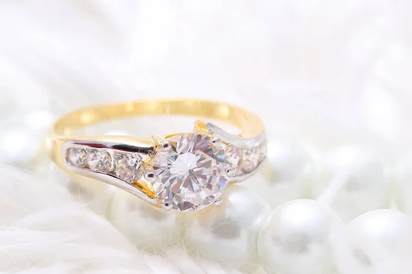 Golden ring with diamond and pearl — Stockfoto