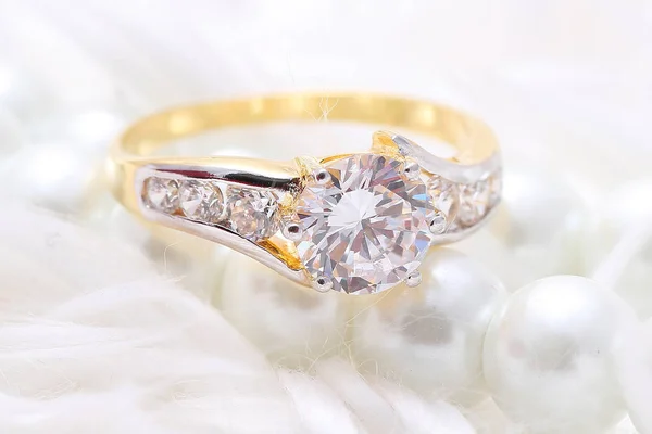 Anillo de oro con diamante y perla —  Fotos de Stock