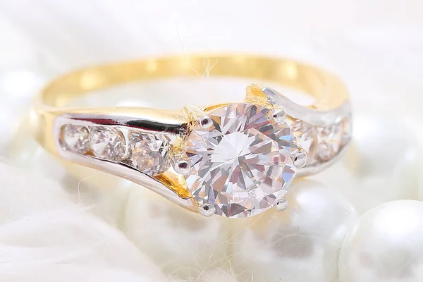 Anello d'oro con diamanti e perle — Foto Stock