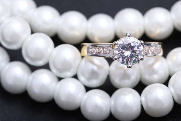 Anello d'oro con diamanti e perle — Foto Stock