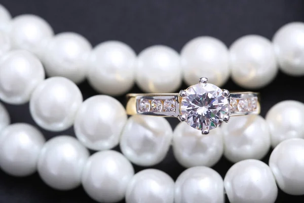 Golden ring with diamond and pearl — 스톡 사진