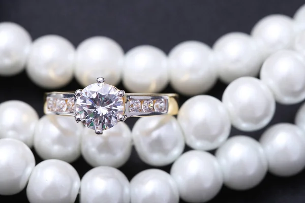 Golden ring with diamond and pearl — 스톡 사진