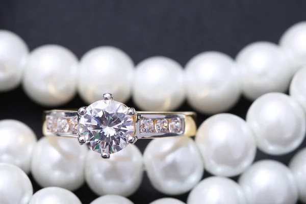 Golden ring with diamond and pearl — 스톡 사진
