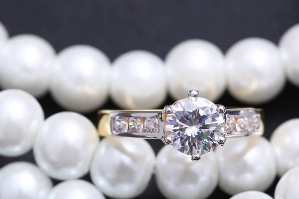 Bague dorée avec diamant et perle — Photo