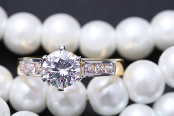 Bague dorée avec diamant et perle — Photo