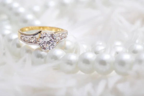 Golden ring with diamond and pearl Stockfoto