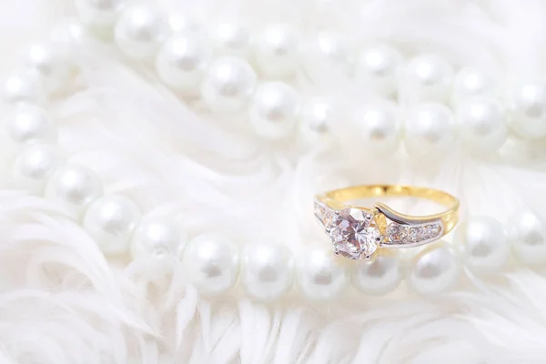 Golden ring with diamond and pearl Stockfoto