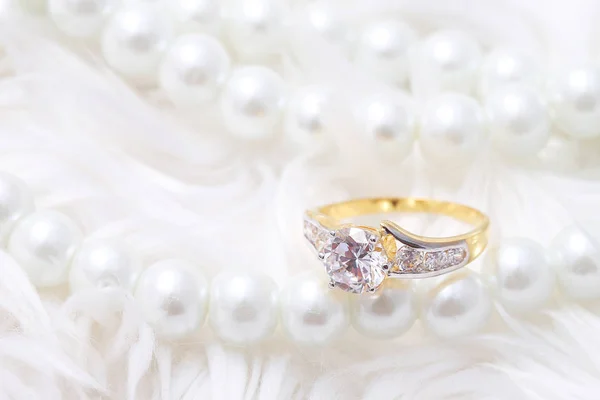 Golden ring with diamond and pearl Stockfoto