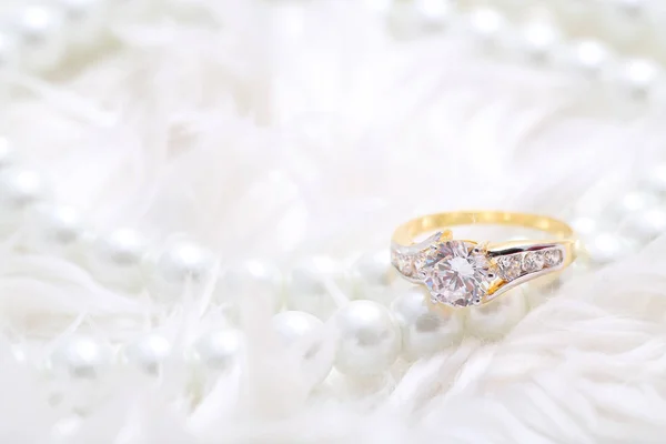 Gouden ring met diamant en parel Rechtenvrije Stockafbeeldingen