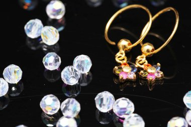 inci ve mücevher küpeli.