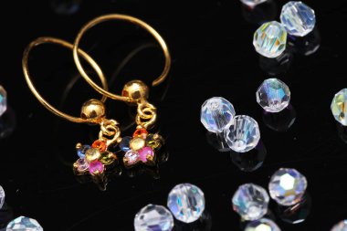 inci ve mücevher küpeli.