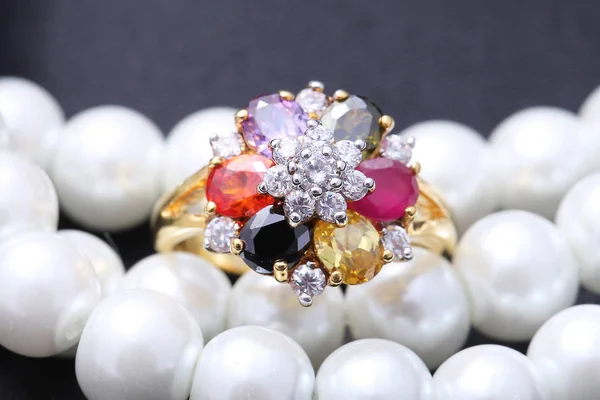 Кольцо с разноцветным драгоценным камнем — стоковое фото