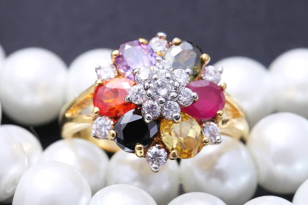 Pierścień z różnym kolorze kamienia szlachetnego — Zdjęcie stockowe