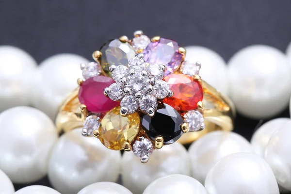 異なる色の宝石とリング — ストック写真