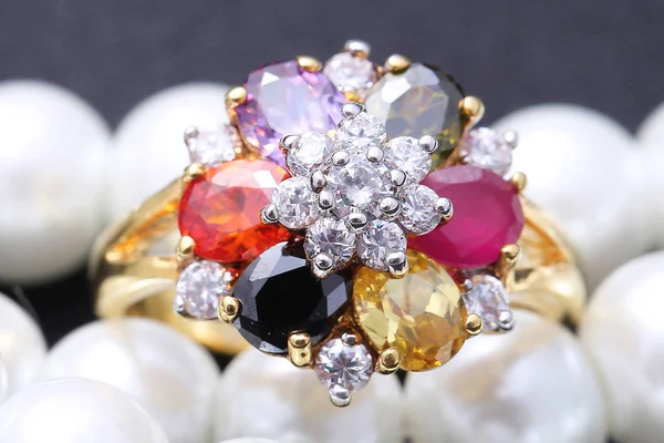 Anel com pedra preciosa cor differet — Fotografia de Stock