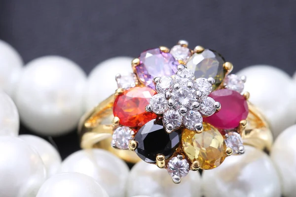 Ring met differet kleur edelsteen — Stockfoto