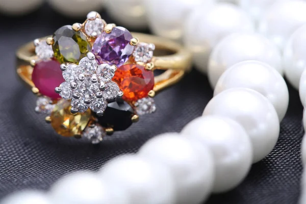 Кольцо с разноцветным драгоценным камнем — стоковое фото