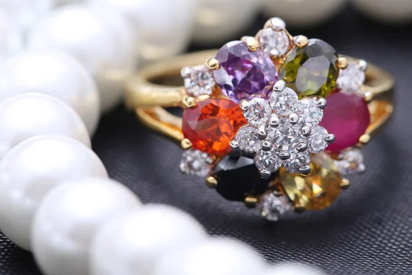 Anillo con gemas de diferentes colores — Foto de Stock