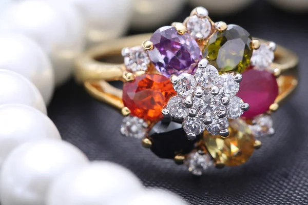 Prsten s rozdílnou barvou drahokamu — Stock fotografie