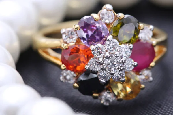 Anillo con gemas de diferentes colores — Foto de Stock