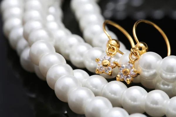 戴珍珠和珠宝的耳环 — 图库照片