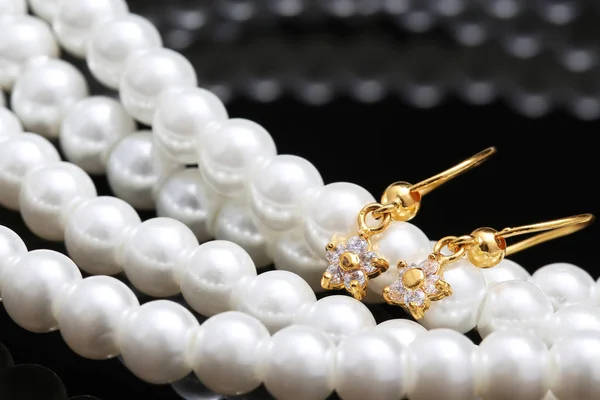Náušnice s perlou a šperky — Stock fotografie